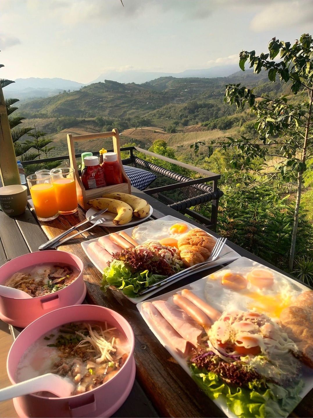 Delicious food and beautiful view 🥗🏔