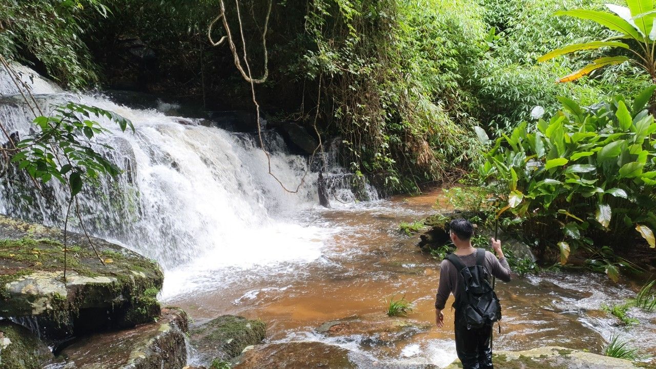 Man Dang Waterfall. A lot of slugs, it's a lot. 🤸