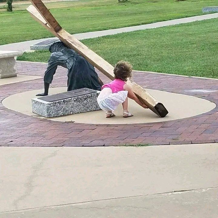 Helping Christ 🤣🤣🤣