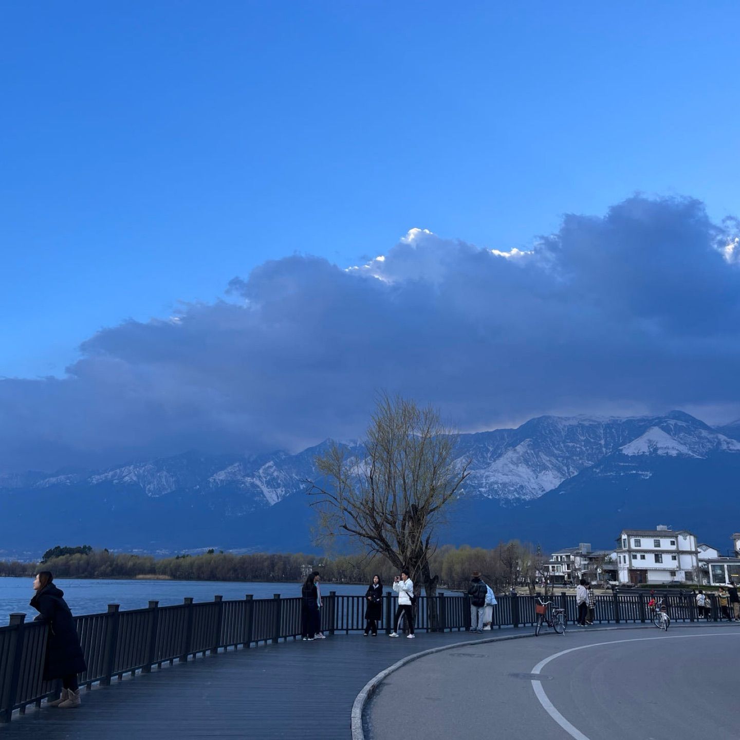 Dali, Yunnan - Erhai Sea, mountains, snow, blue sky