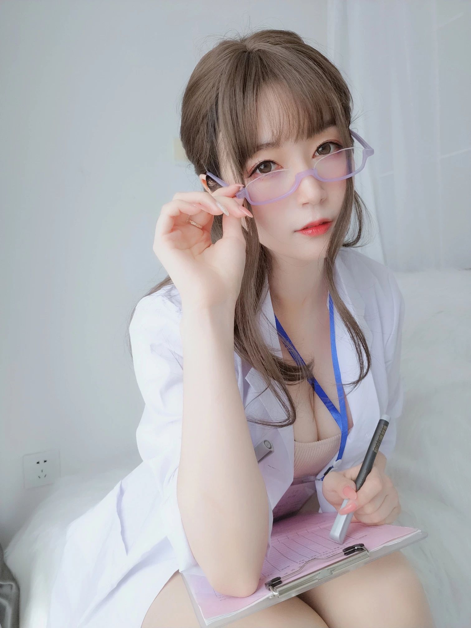 A woman doctor with glasses. 戴眼镜的女医生🏥 1