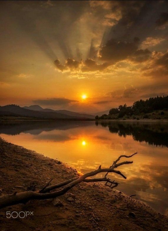 It's so easy to get lost in the Reflection of a Memory.💙

Lovely Evening!💫