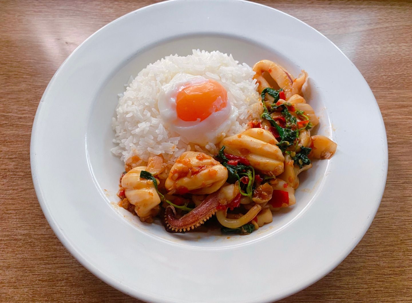 Hi everyone, Today I made stir fried squid with holy basil & onsen egg.(pad ka-prow muek) 🦑