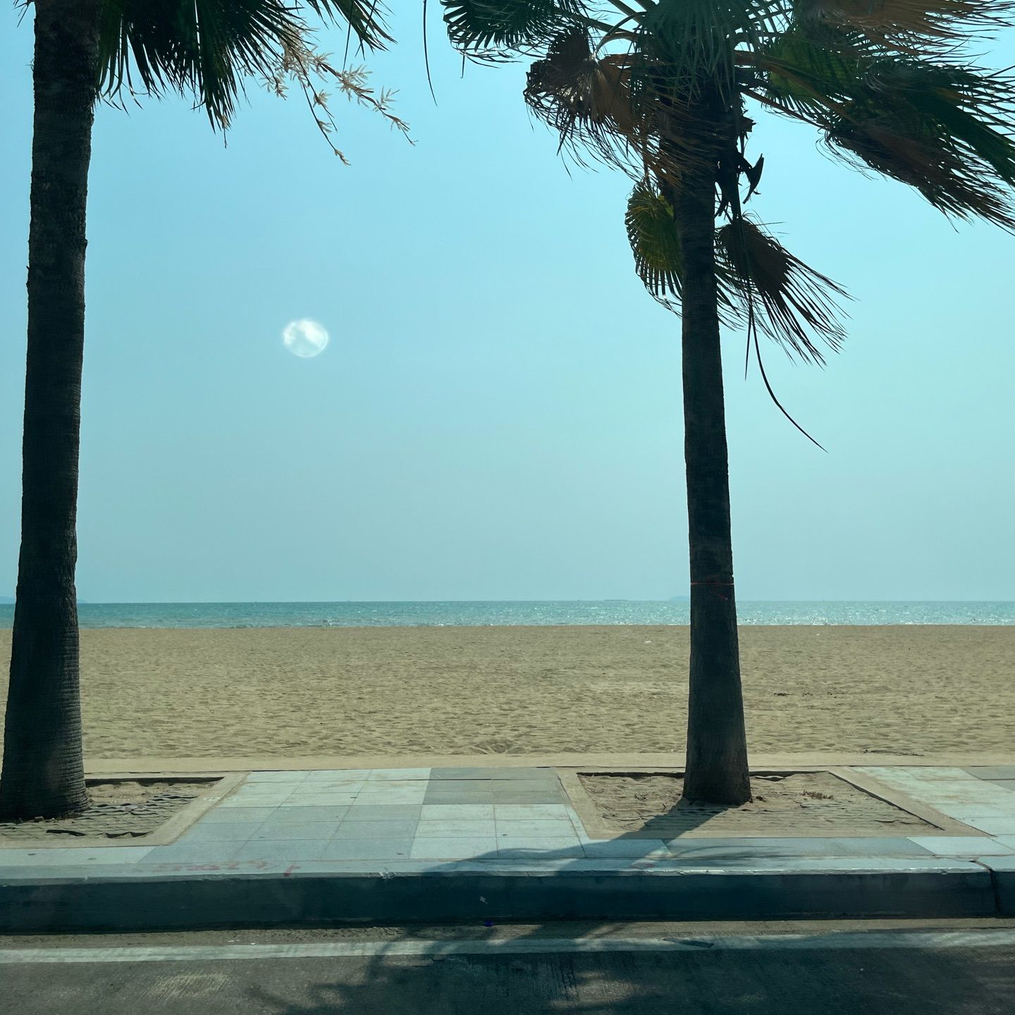 Jomtien beach, pattaya
Driving along seaside