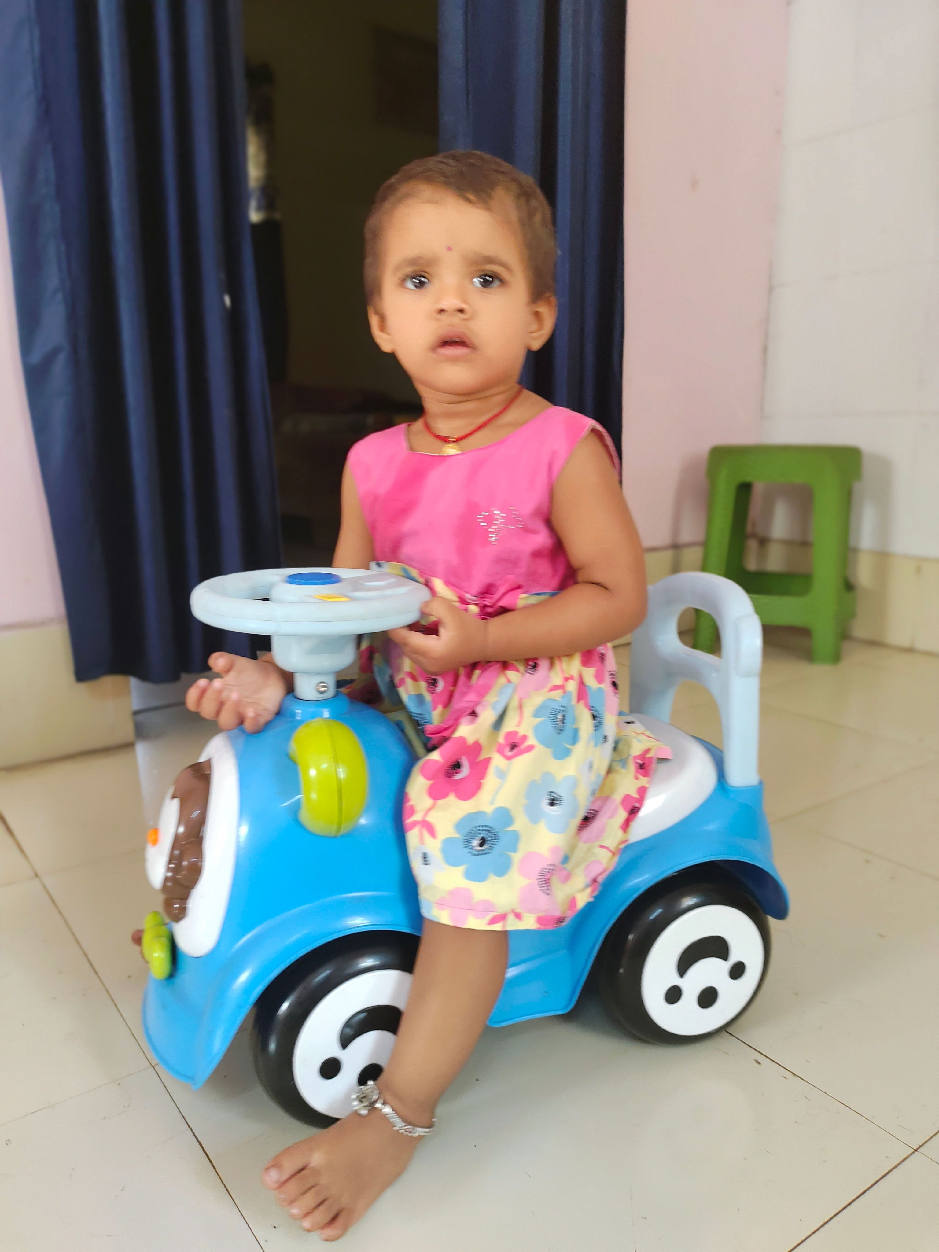 Srusti on toycar