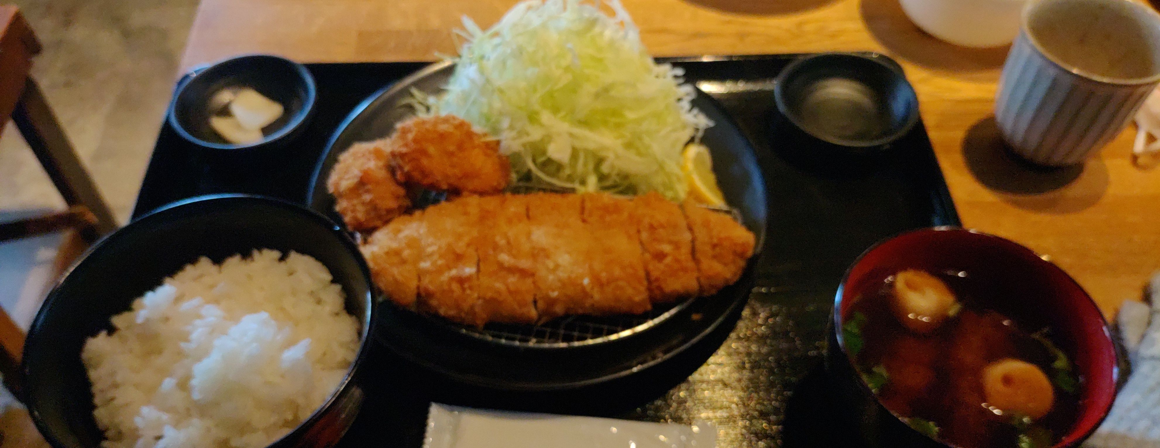 安旨トンカツ
これで1000円は他のとこ行けないなー
高い肉ではないけど、ヒレなんでこんなうまいんだろ🤔