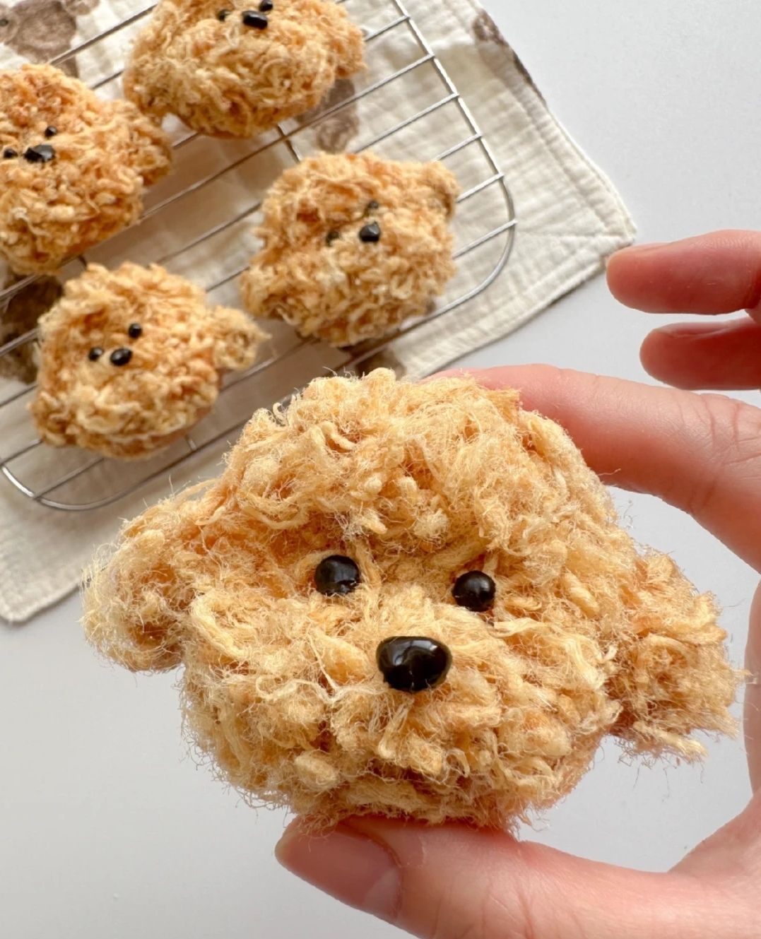 It's so beautiful, I can't bear to eat it. Who will eat such a lovely puppy?