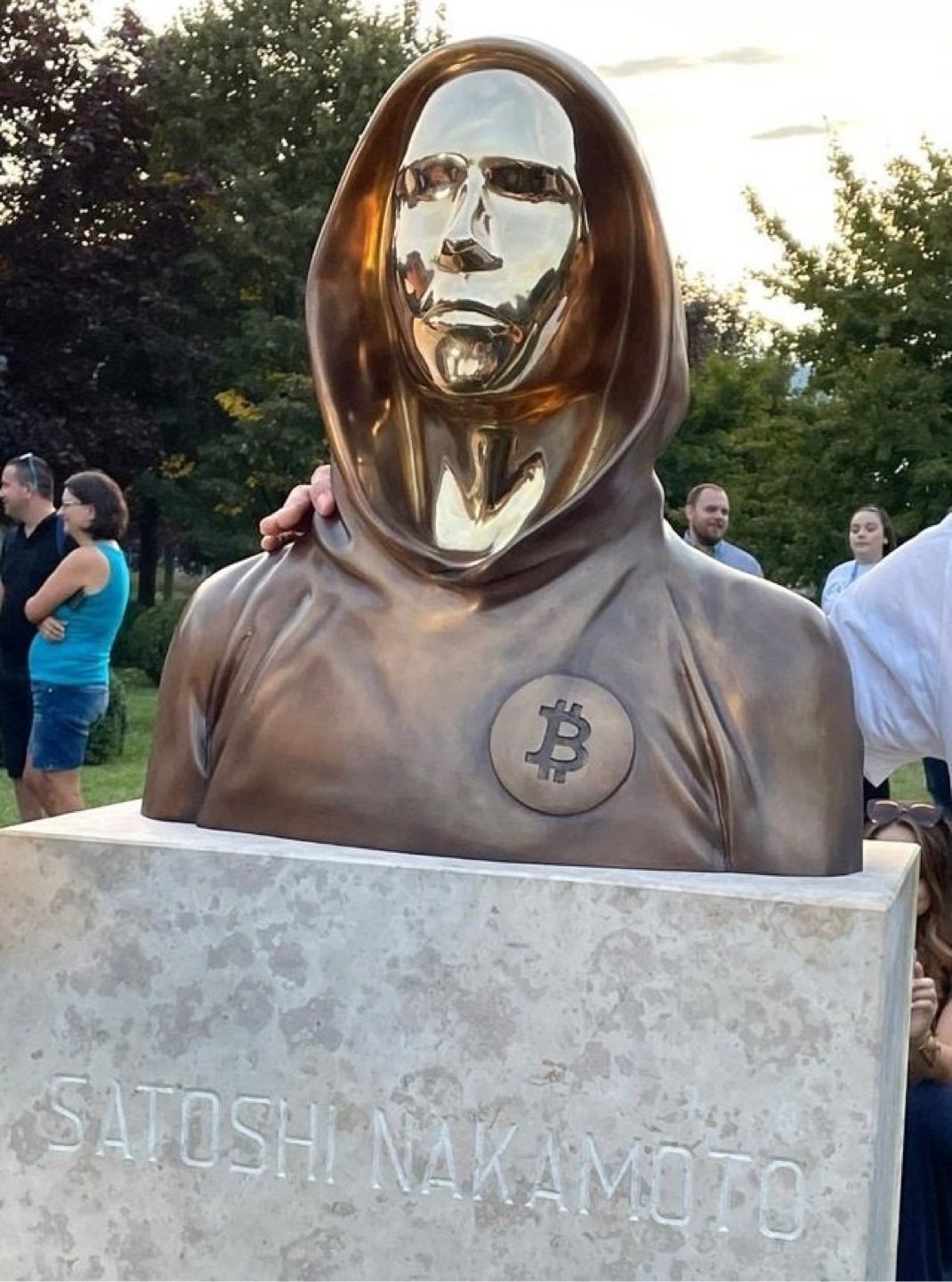 FUN FACT: Hungary built a statue in honor of #Bitcoin  creator Satoshi Nakamoto 🇭🇺